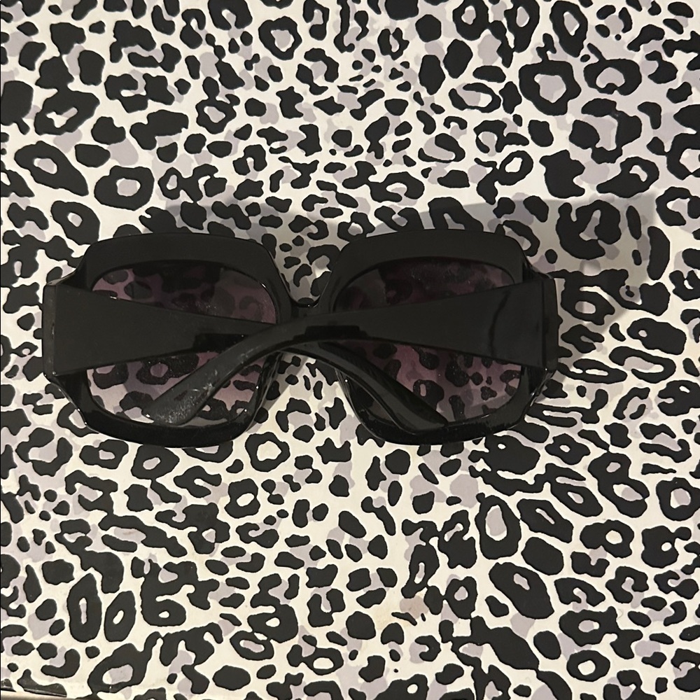 Stylish Black Sunglasses - Picture 2 of 2